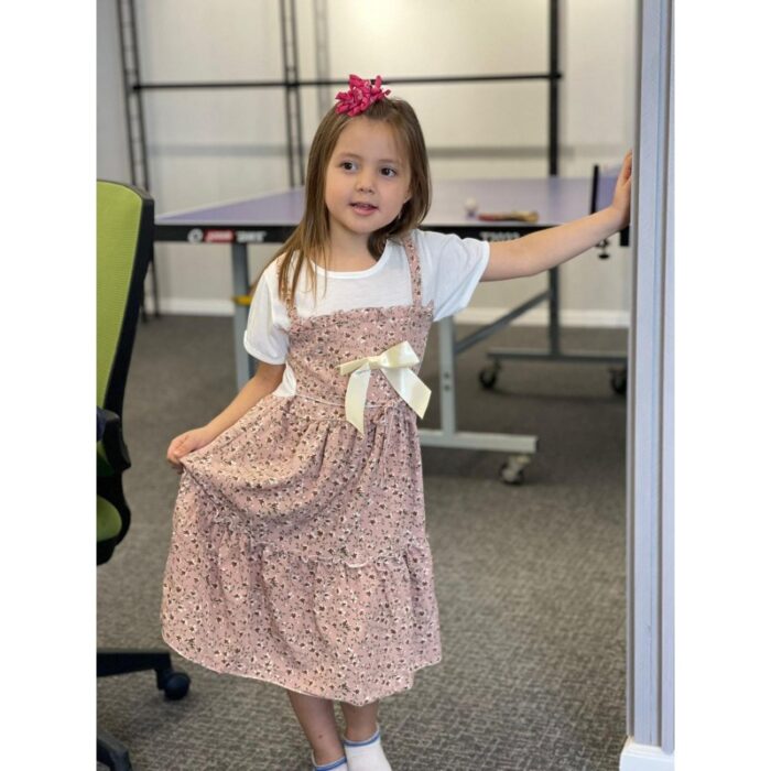 10335877_67dc5430cb654 فستان بناتي قطعة واحدة بتصميم مورد للأطفال لون زهري بارد وأبيض - الصورة 1