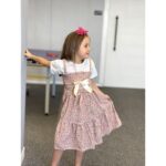 ⁦فستان بناتي قطعة واحدة بتصميم مورد للأطفال لون زهري بارد وأبيض⁩ - الصورة ⁦2⁩