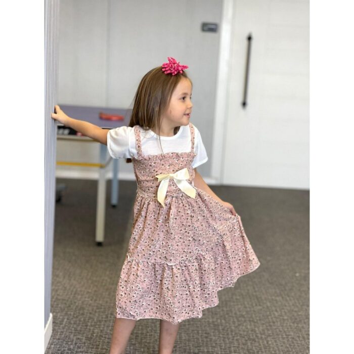 ⁦فستان بناتي قطعة واحدة بتصميم مورد للأطفال لون زهري بارد وأبيض⁩ - الصورة ⁦2⁩