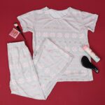 بجامة ستاتي بنقشه مكونه من قطعتين بنطلون وتيشيرت قطني لون فستقي ومشمشي