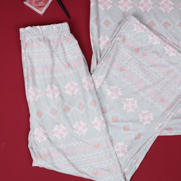 ⁦بجامة ستاتي بنقشه مكونه من قطعتين بنطلون وتيشيرت قطني لون فستقي ومشمشي⁩ - الصورة ⁦2⁩