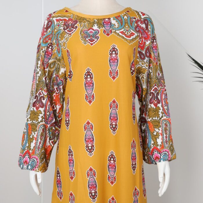 10335905_67dc546d271a1 قميص بيتي للنساء كم طويل لون كموني بتصميم زخارف - الصورة 1