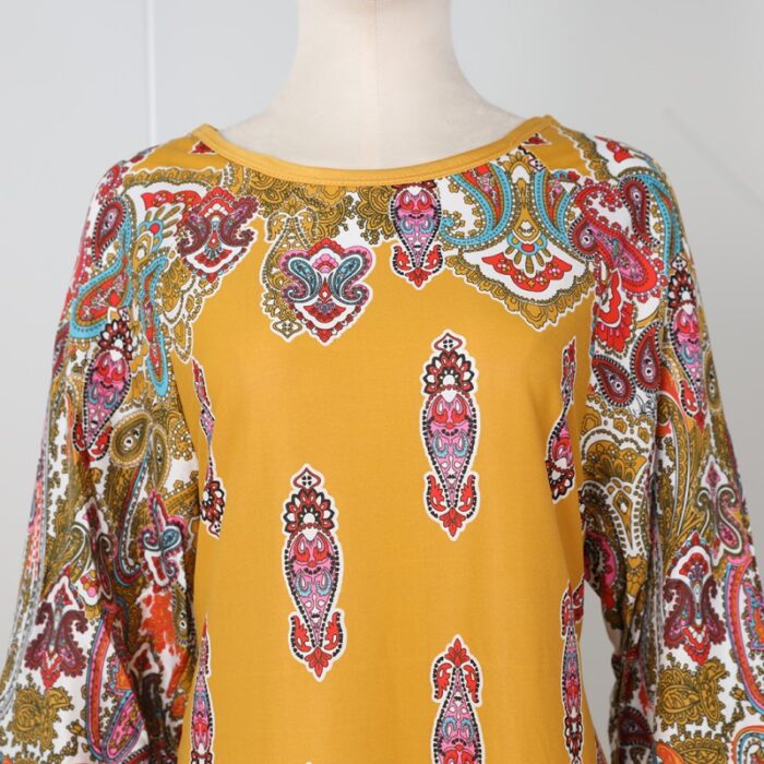 ⁦قميص بيتي للنساء كم طويل لون كموني بتصميم زخارف⁩ - الصورة ⁦2⁩