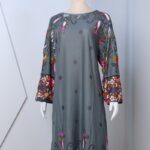 ⁦قميص بيتي للنساء كم طويل لون سكني غامق⁩ - الصورة ⁦3⁩