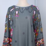 ⁦قميص بيتي للنساء كم طويل لون سكني غامق⁩ - الصورة ⁦7⁩