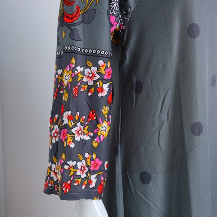 ⁦قميص بيتي للنساء كم طويل لون سكني غامق⁩ - الصورة ⁦8⁩