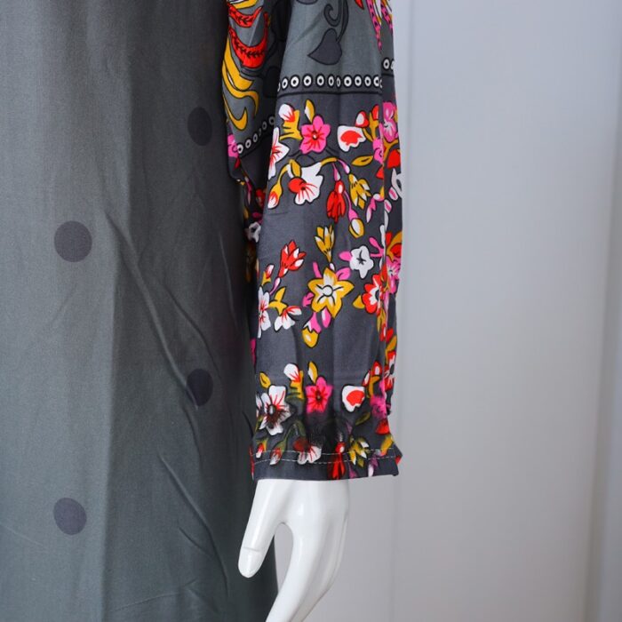 ⁦قميص بيتي للنساء كم طويل لون سكني غامق⁩ - الصورة ⁦9⁩