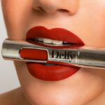 ⁦delfy long lasting lip fix ( aurora red)8ml احمر شفاه سائل كريمي من دلفي درجه ارورا رد⁩ - الصورة ⁦3⁩