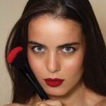 ⁦delfy long lasting lip fix ( aurora red)8ml احمر شفاه سائل كريمي من دلفي درجه ارورا رد⁩ - الصورة ⁦4⁩