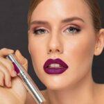 ⁦delfy long lasting lip fix (radiant orchid)8ml احمر شفاه سائل كريمي من دلفي درجه رادينت اوركيد⁩ - الصورة ⁦3⁩