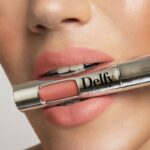 ⁦delfy long lasting lip fix (cayenne )8ml احمر شفاه سائل كريمي من دلفي درجه سايين⁩ - الصورة ⁦2⁩