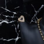 ⁦طقم اكسسوارات 3 قطع بتصميم قلب لون ذهبي حجم 6⁩ - الصورة ⁦3⁩