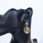 ⁦طقم اكسسوارات قطعتين بتصميم ليرات لون ذهبي⁩ - الصورة ⁦2⁩