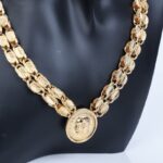 ⁦طقم اكسسوارات قطعتين بتصميم ليرات لون ذهبي⁩ - الصورة ⁦4⁩