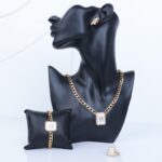 طقم اكسسوارات 4 قطع بتصميم جنزير لون ذهبي وأبيض