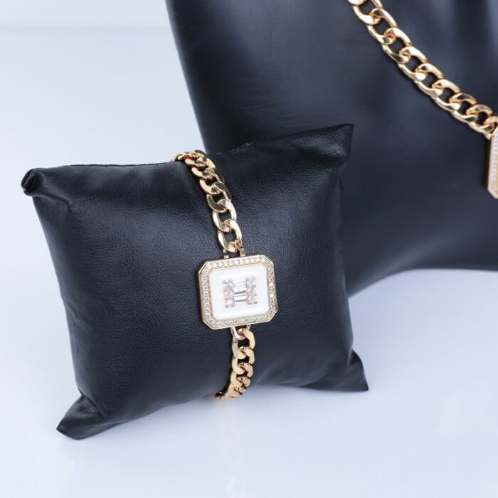 ⁦طقم اكسسوارات 4 قطع بتصميم جنزير لون ذهبي وأبيض⁩ - الصورة ⁦2⁩