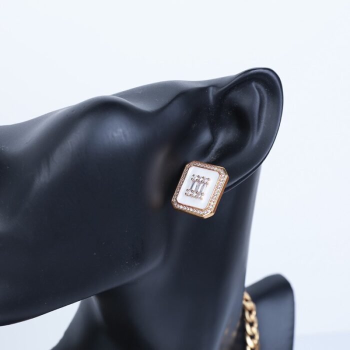 ⁦طقم اكسسوارات 4 قطع بتصميم جنزير لون ذهبي وأبيض⁩ - الصورة ⁦3⁩