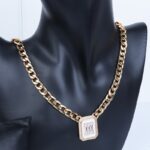 ⁦طقم اكسسوارات 4 قطع بتصميم جنزير لون ذهبي وأبيض⁩ - الصورة ⁦4⁩