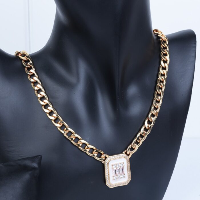 ⁦طقم اكسسوارات 4 قطع بتصميم جنزير لون ذهبي وأبيض⁩ - الصورة ⁦4⁩