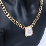 ⁦طقم اكسسوارات 4 قطع بتصميم جنزير لون ذهبي وأبيض⁩ - الصورة ⁦5⁩