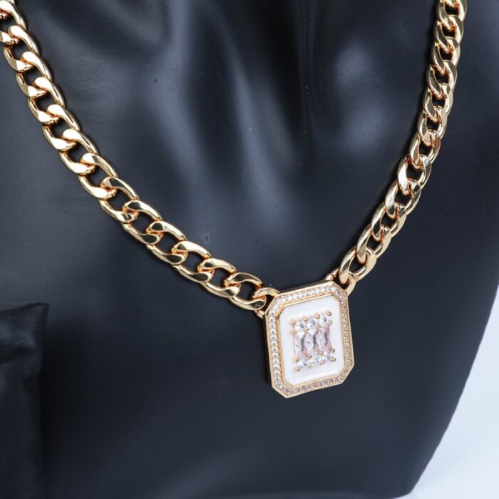 ⁦طقم اكسسوارات 4 قطع بتصميم جنزير لون ذهبي وأبيض⁩ - الصورة ⁦5⁩