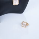 ⁦طقم اكسسوارات 4 قطع بتصميم جنزير لون ذهبي وأبيض⁩ - الصورة ⁦6⁩