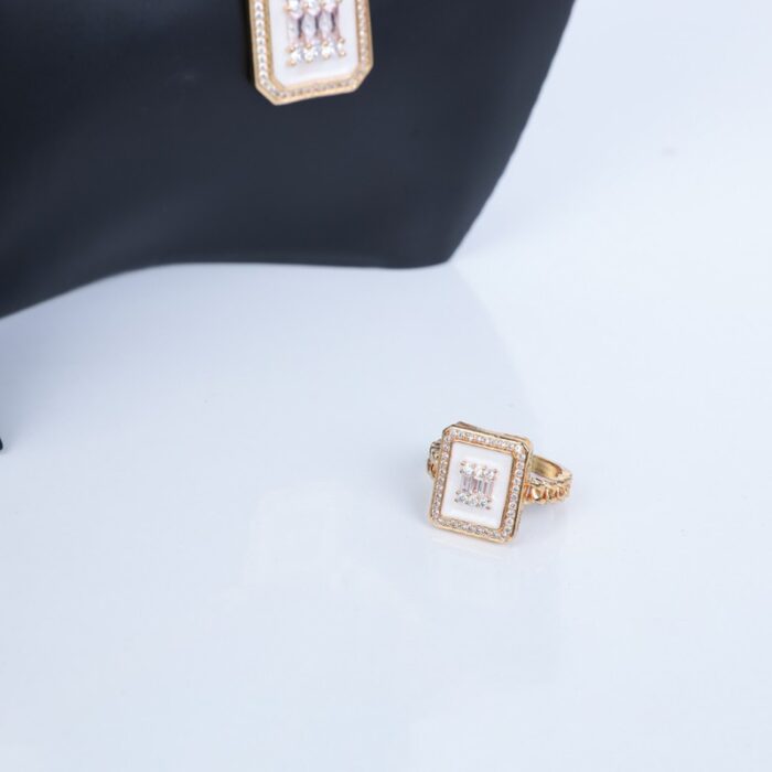 ⁦طقم اكسسوارات 4 قطع بتصميم جنزير لون ذهبي وأبيض⁩ - الصورة ⁦6⁩