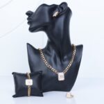 ⁦طقم اكسسوارات 4 قطع بتصميم جنزير لون ذهبي وأبيض⁩ - الصورة ⁦7⁩