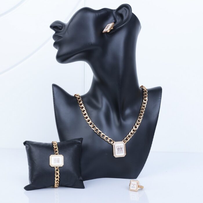 ⁦طقم اكسسوارات 4 قطع بتصميم جنزير لون ذهبي وأبيض⁩ - الصورة ⁦7⁩