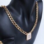 ⁦طقم اكسسوارات 4 قطع بتصميم جنزير لون ذهبي وأبيض⁩ - الصورة ⁦8⁩