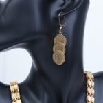 ⁦طقم اكسسوارات 3 قطع بتصميم ليرات لون ذهبي⁩ - الصورة ⁦4⁩