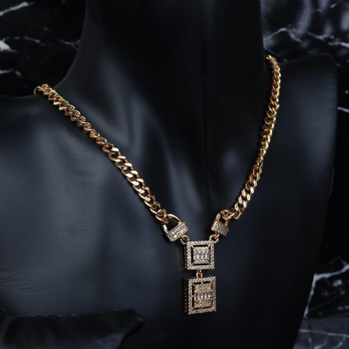 ⁦طقم اكسسوارات 4 قطع بتصميم جنزير وأحجار زركون لون ذهبي حجم 7⁩ - الصورة ⁦3⁩