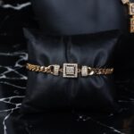 ⁦طقم اكسسوارات 4 قطع بتصميم جنزير وأحجار زركون لون ذهبي حجم 7⁩ - الصورة ⁦4⁩