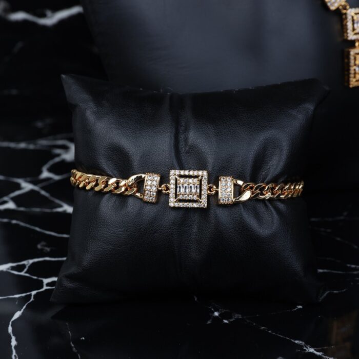 ⁦طقم اكسسوارات 4 قطع بتصميم جنزير وأحجار زركون لون ذهبي حجم 7⁩ - الصورة ⁦4⁩