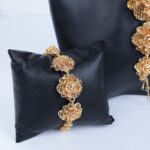 ⁦طقم اكسسوارات 4 قطع بتصميم وردة لون ذهبي⁩ - الصورة ⁦3⁩