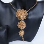 ⁦طقم اكسسوارات 4 قطع بتصميم وردة لون ذهبي⁩ - الصورة ⁦5⁩