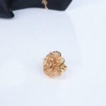 ⁦طقم اكسسوارات 4 قطع بتصميم وردة لون ذهبي⁩ - الصورة ⁦6⁩