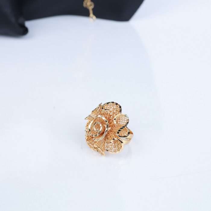 ⁦طقم اكسسوارات 4 قطع بتصميم وردة لون ذهبي⁩ - الصورة ⁦6⁩