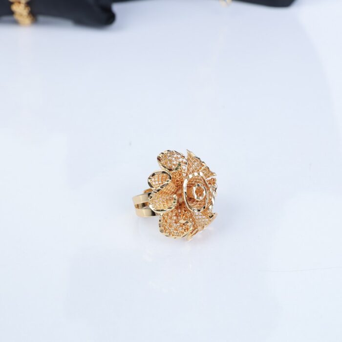 ⁦طقم اكسسوارات 4 قطع بتصميم وردة لون ذهبي⁩ - الصورة ⁦7⁩