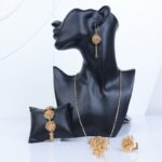 ⁦طقم اكسسوارات 4 قطع بتصميم وردة لون ذهبي⁩ - الصورة ⁦8⁩