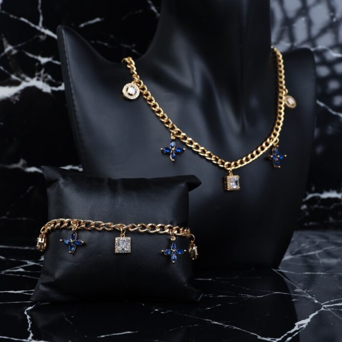 ⁦طقم اكسسوارات سلسال مع سوار لون ذهبي بأحجار أبيض وأزرق⁩ - الصورة ⁦3⁩