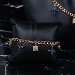 ⁦طقم اكسسوارات سلسال مع سوار لون ذهبي بأحجار أبيض وأزرق⁩ - الصورة ⁦4⁩