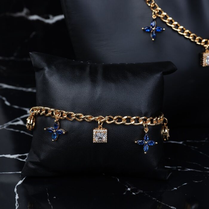 ⁦طقم اكسسوارات سلسال مع سوار لون ذهبي بأحجار أبيض وأزرق⁩ - الصورة ⁦4⁩