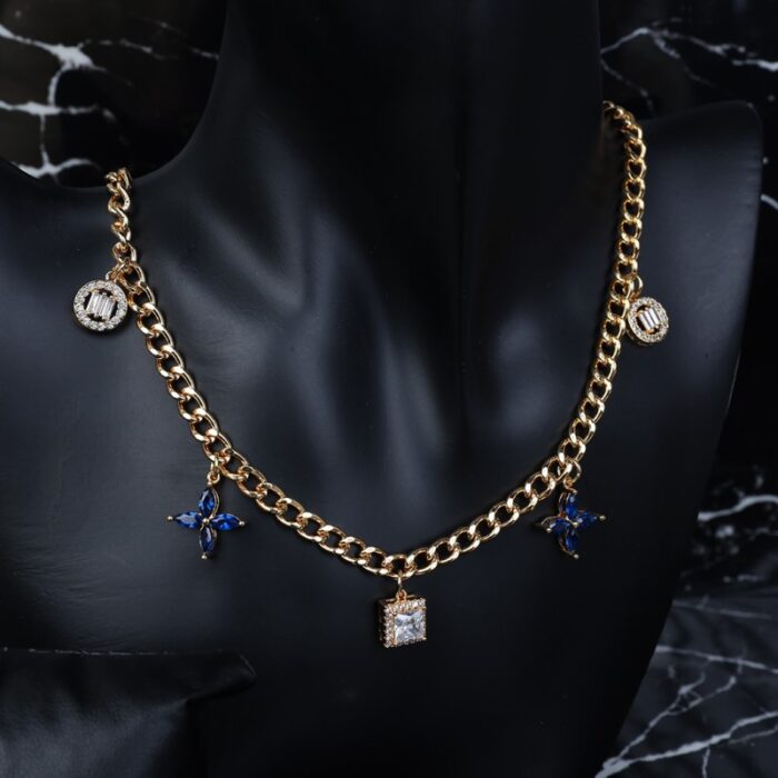 ⁦طقم اكسسوارات سلسال مع سوار لون ذهبي بأحجار أبيض وأزرق⁩ - الصورة ⁦5⁩