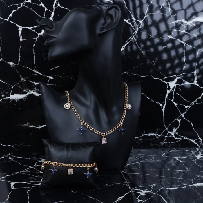 ⁦طقم اكسسوارات سلسال مع سوار لون ذهبي بأحجار أبيض وأزرق⁩ - الصورة ⁦6⁩