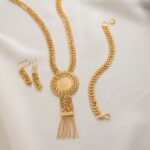 طقم اكسسوارات 3 قطع سلسال وحلق وسوار لون ذهبي بتصميم سبلة