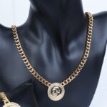 ⁦طقم اكسسوارات زركون 3 قطع بتصميم جنزير و ليرات لون ذهبي⁩ - الصورة ⁦2⁩