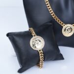 ⁦طقم اكسسوارات زركون 3 قطع بتصميم جنزير و ليرات لون ذهبي⁩ - الصورة ⁦3⁩