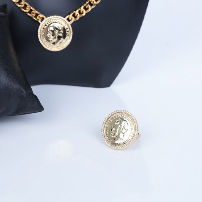 ⁦طقم اكسسوارات زركون 3 قطع بتصميم جنزير و ليرات لون ذهبي⁩ - الصورة ⁦4⁩