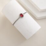 سوار فضي بتصميم بيضاوي لون زهري